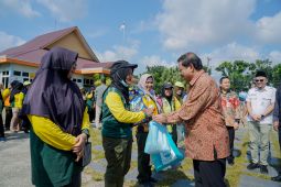 Wali Kota Pangkalpinang serahkan 478 paket sembako untuk petugas kebersihan dan pertamanan