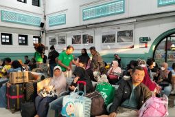 Pemudik mulai padati Stasiun Pasar Senen pada H-7 Lebaran