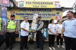Petugas Pos Pengamanan Idul Fitri di Siantar dapat bingkisan bentuk dukungan pemerintah