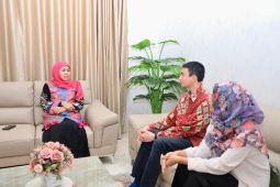 Khofifah sambut dua mahasiswa Jatim yang dievakuasi dari Iran