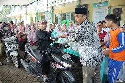 Sekolah Al Muslim beri santunan ke 1.177 kaum dhuafa