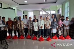 Kemenag Belitung salurkan bantuan 120 paket sembako
