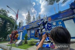 Polres Cirebon menghadirkan pos robot hibur pemudik di Tol Palikanci