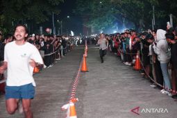 Kapolres Bogor Wikha Ardilestanto adu lari dengan atlet SEA Games di Pakansari