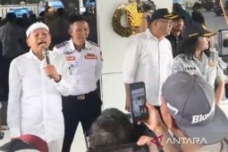 Gubernur Jabar serahkan  secara simbolis kompensasi sopir angkot Puncak