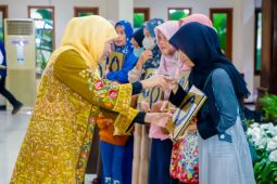 Khofifah bagikan Mushaf Madinah hadiah Raja Salman ke warga Jatim