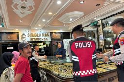 Polisi Situbondo patroli di toko emas cegah kejahatan jelang Lebaran