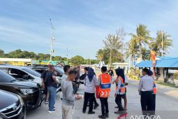 BPTD Babel bagikan ratusan takjil gratis untuk pemudik di Pelabuhan Tanjung Kalian