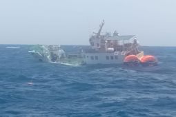 Sebuah kapal Pelni mogok di perairan Ternate