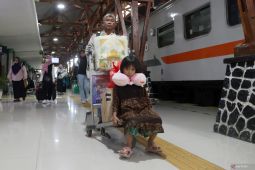 Pemudik angkutan kereta api di Blitar
