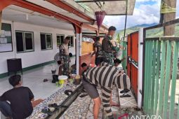 Prajurit Satgas Yonif 511/DY bersihkan masjid Tolikara jelang Lebaran