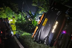 Polisi evakuasi bus penumpang masuk jurang di Lahat