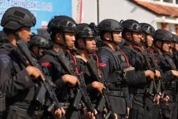 Brimob Polda bantu uraikan macet panjang menuju Pelabuhan Gilimanuk