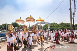 Ribuan umat Hindu Bekasi gelar Melasti di Jembatan Cinta