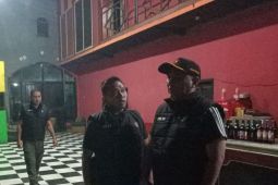 Satpol PP Probolinggo amankan pemandu lagu dan puluhan botol miras