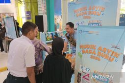 Kemendikdasmen bagikan buku gratis kepada pemudik di Stasiun Gambir