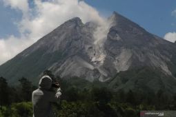 Gunung Merapi luncurkan dua awan panas guguran sejauh 1,6 km