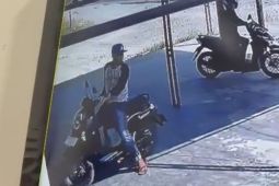 Kejadian lagi, pelaku curanmor terekam CCTV gasak Honda Scoopy di Sei Rampah