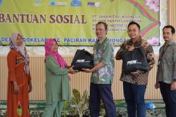 PT PAL bantu paket sembako bagi warga pesisir Lamongan