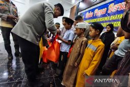 Polres Nabire santuni anak yatim pererat silaturahim saat Ramadhan