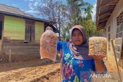 Perjuangan seorang ibu wujudkan baju lebaran di tengah sisa banjir bandang