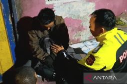 Polisi evakuasi seorang pemudik motor kelelahan di Jalur Puncak Bogor
