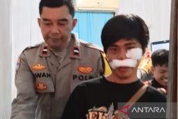 Polisi menjahit luka seorang pemudik yang terjatuh di jalur Transyogi Bogor