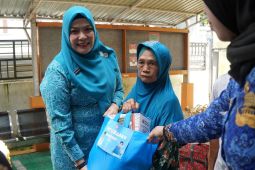 Ratusan lansia dan warga kurang mampu di HSS terima paket Ramadhan