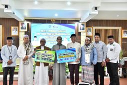 Pemkab HSS serahkan Insentif tambahan penghasilan bagi ustadz-ustadzah
