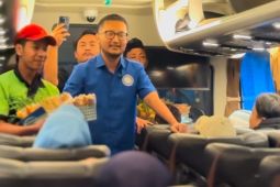 Anggota DPR berangkatkan 10 bus mudik gratis dari Surabaya