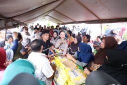 Polda Maluku bagi beras gratis kepada 1.000 warga Ambon