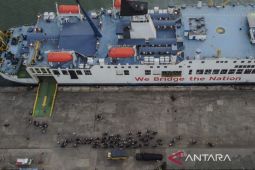 Arus kendaraan pemudik sepeda motor dan truk di Pelabuhan Ciwandan