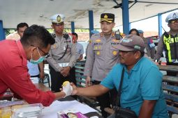 Polres Situbondo cek kelaikan bus angkutan umum dan tes urine sopir