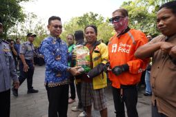 Insan perhubungan peduli kasih di Pontianak bagikan 1.287 paket beras