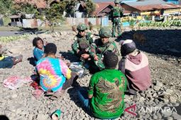 Satgas Yonif 136 pastikan warga Kampung 55  Papua Tengah peroleh layanan kesehatan