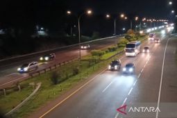 Polisi menertibkan parkir liar di ruas tol wilayah Cirebon