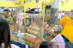 Masyarakat Kotimantusias membeli emas jelang Lebaran