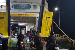 ASDP Ambon catat 43 penumpang dan 61 kendaraan pada operasional 24 jam