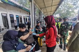 Cegah penularan penyakit, PMI Kota Tangerang bagikan masker ke pemudik