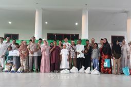 PT Timah - Pemkab Bangka Barat salurkan ratusan paket sembako