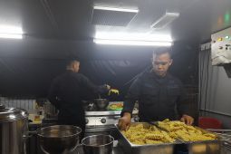 Dapur lapangan Polda bagikan makanan gratis di Pelabuhan Ciwandan