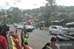 Polresta Bandung gencarkan one-way sepenggal urai kemacetan di Nagreg
