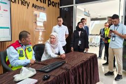 Pemudik beruntung dapat bingkisan spesial di Bandara SIM Aceh