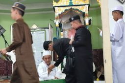 Anak-anak pedesaan masih berburu tanda tangan