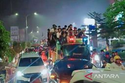 Ribuan warga Karawang tumpah ke jalan rayakan malam takbiran keliling pada Jumat malam