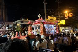 Umat Muslim takbiran arak miniatur masjid bertema Bali
