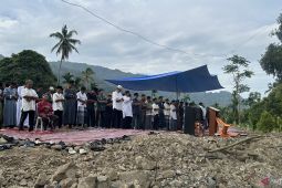 Warga Agam Shalat Idul Fitri di lapangan karena masjid dihantam galodo