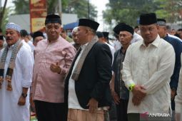 Wamenaker RI Afriansyah Noor laksanakan sholat Idul Fitri 1447 H di Lapangan Cindua Mato Batusangkar