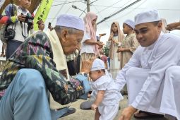 Ritual "Injak Bumi" tradisi masyarakat Melayu Jambi saat Lebaran