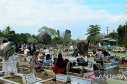Ratusan pengunjung padati makam di Pangkalpinang